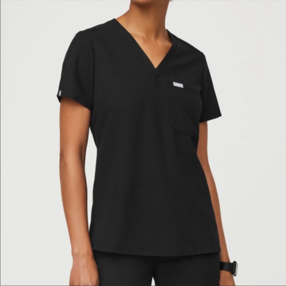FIGS Women’s Black One Pocket Classic Scrub Top